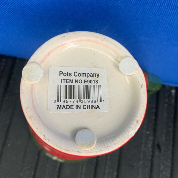 Christmas mug. Red and Green with snowflakes and white dots. Nice size and color - Picture 5 of 7